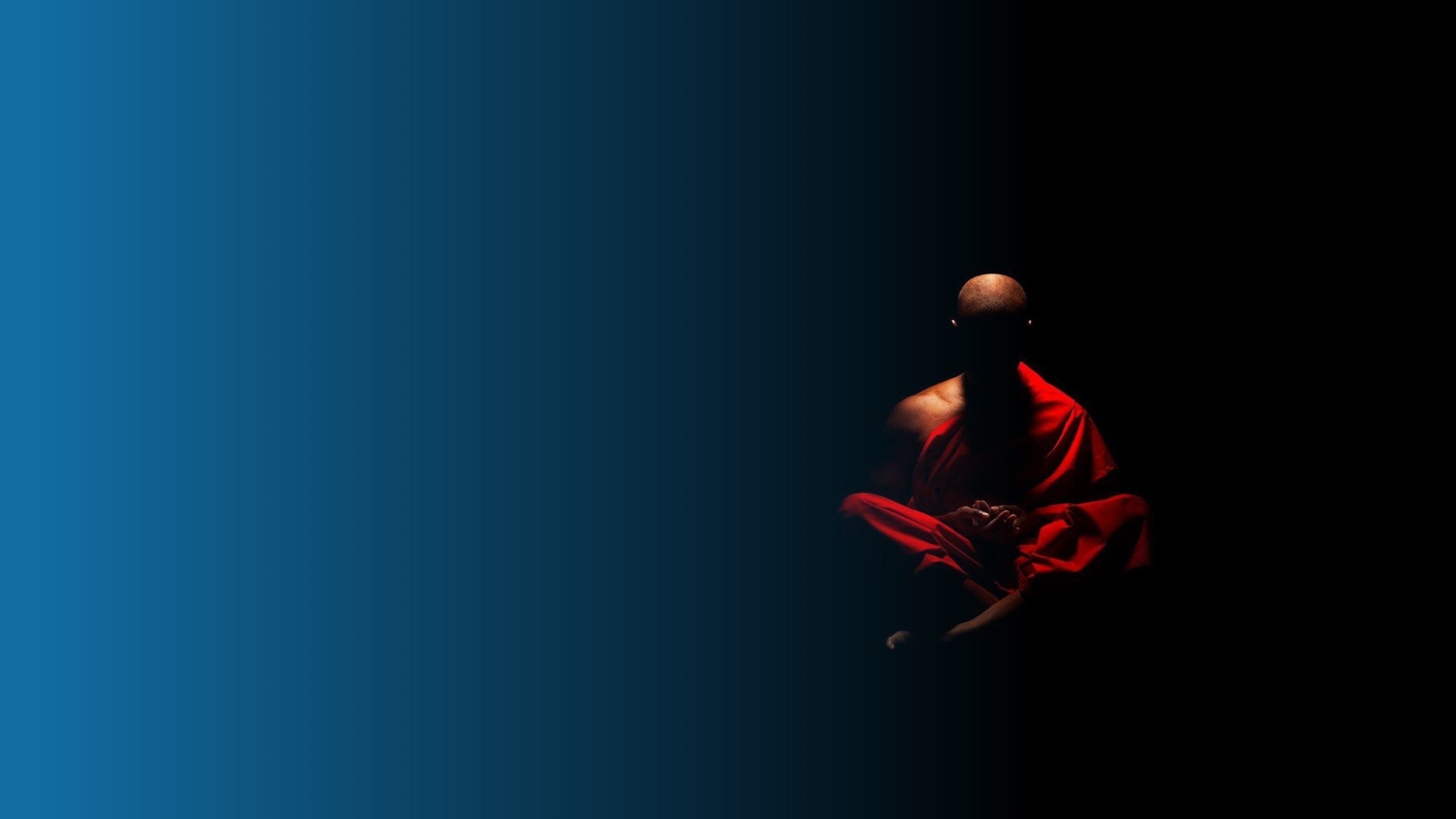 Черный мудрый. Обои на рабочий стол медитация. Фото на рабочий стол Минимализм. Буддийский монах на темном фоне. Монах обои на рабочий стол.